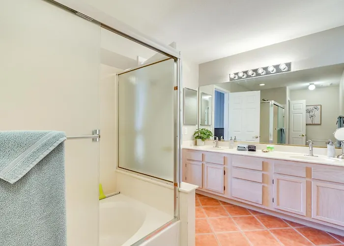 Holiday home Poolside Retreat Near North Mountain!